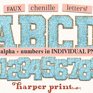 Puede incluir: Letras de chenilla de imitación en azul con ribete de purpurina dorada. Las letras son A, B, C y D. Los números del 0 al 9 también están incluidos en la imagen. El texto "full alpha + numbers in INDIVIDUAL PNGs!" está debajo de las letras. El texto "harper printeo." está en la parte inferior de la imagen.