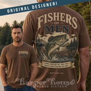 Peut inclure: T-shirt marron avec le texte "FISHERS OF MEN" et un graphique d'un poisson sautant hors de l'eau. Le t-shirt comporte également le texte "COME, FOLLOW ME, AND I WILL MAKE YOU FISHERS OF MEN." et "MATTHEW 4:19."