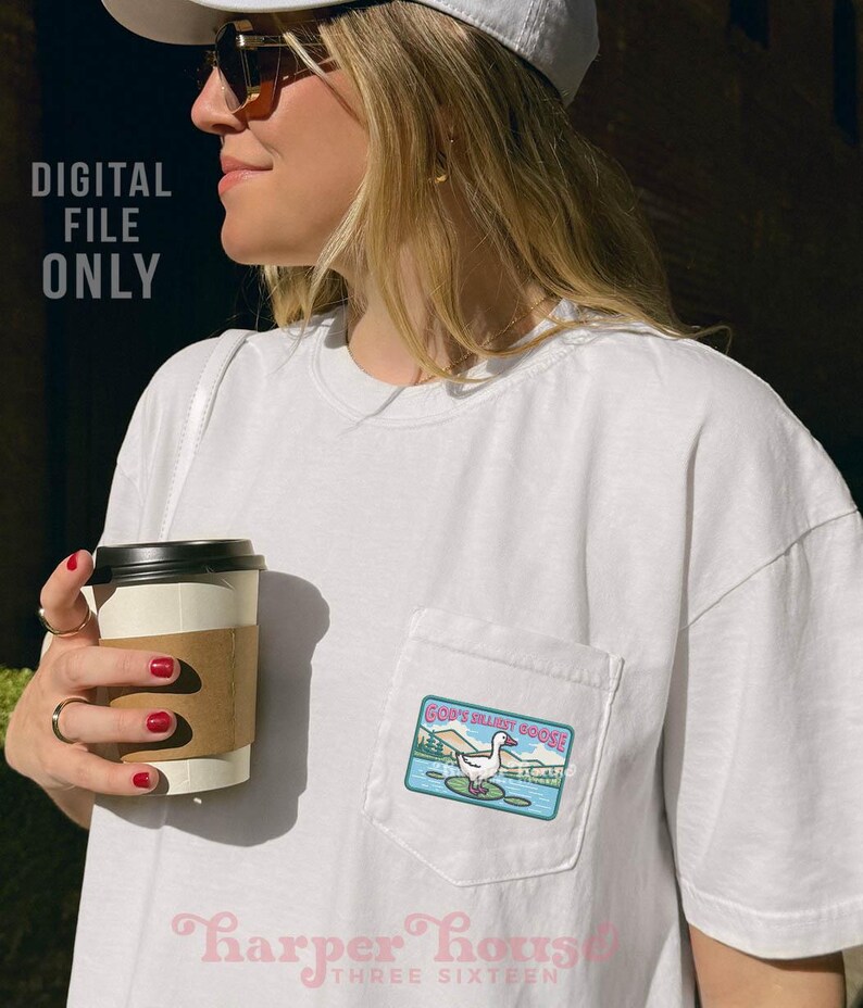 K&ouml;nnte beinhalten: Wei&szlig;es T-Shirt mit einer Tasche mit einem farbenfrohen Aufn&auml;her mit der Aufschrift "God's Silliest Goose" und einer Cartoon-Gans auf einer Seerose. Das Shirt hat auch den Text "DIGITAL FILE ONLY" und den Markennamen "Harper House Three Sixteen".
