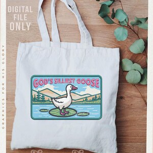 K&ouml;nnte beinhalten: Wei&szlig;e Tragetasche mit einem farbenfrohen Aufn&auml;her mit dem Text "GOD'S SILLIEST GOOSE" und einer Illustration einer Gans auf einer Seerose. Die Tasche tr&auml;gt auch den Text "DIGITAL FILE ONLY" und "GRAPHICS FOR HIS GLORY".