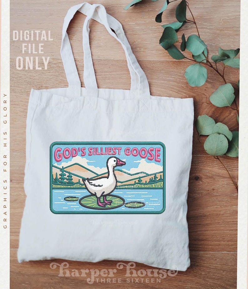 K&ouml;nnte beinhalten: Wei&szlig;e Tragetasche mit einem farbenfrohen Aufn&auml;her mit dem Text "GOD'S SILLIEST GOOSE" und einer Illustration einer Gans auf einer Seerose. Die Tasche tr&auml;gt auch den Text "DIGITAL FILE ONLY" und "GRAPHICS FOR HIS GLORY".