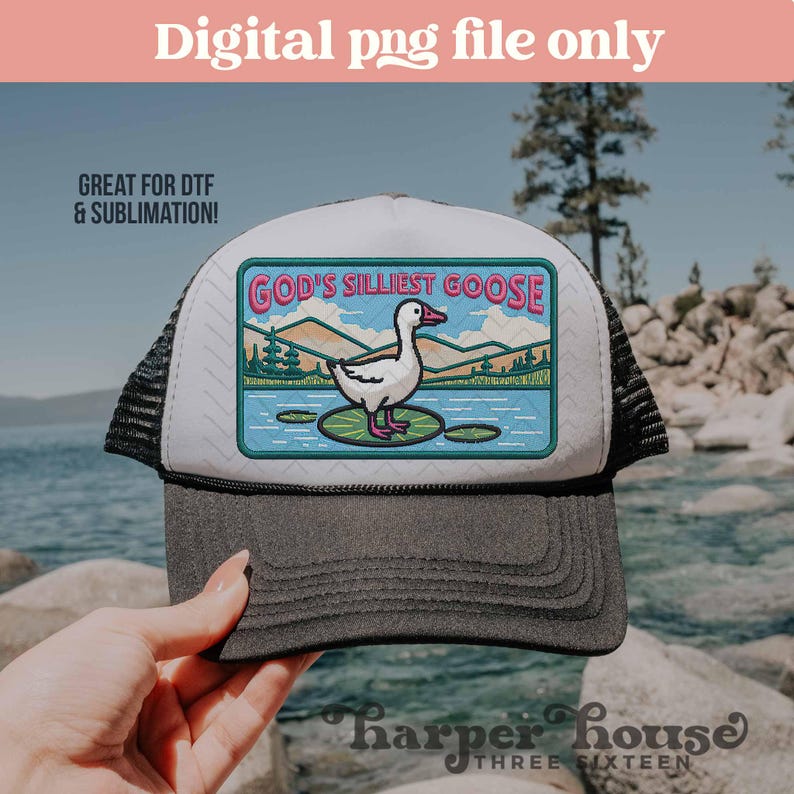 K&ouml;nnte beinhalten: Trucker-Cap mit wei&szlig;er Front und schwarzem Mesh-R&uuml;cken. Auf der Kappe befindet sich ein Aufn&auml;her mit dem Text "GOD'S SILLIEST GOOSE" und einer Illustration einer Gans auf einer Seerose. Der Text "Digital png file only" steht oben.
