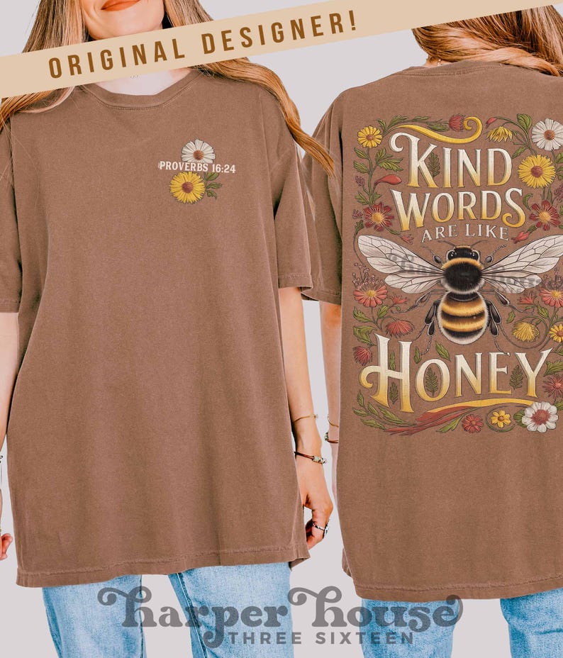 Peut inclure: T-shirt marron avec le texte "Kind Words Are Like Honey" et un graphisme d'abeille au dos. Le devant pr&eacute;sente un petit motif floral et le texte "Proverbes 16:24". Le t-shirt porte &eacute;galement le texte "Harper House Three Sixteen".