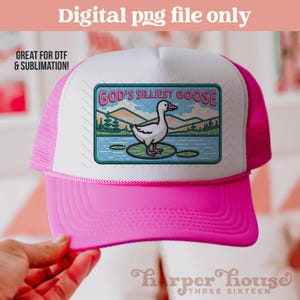 K&ouml;nnte beinhalten: Eine pinkfarbene und wei&szlig;e Trucker-M&uuml;tze mit einem Aufn&auml;her mit der Aufschrift "GOD'S SILLIEST GOOSE". Der Aufn&auml;her zeigt eine Cartoon-Gans auf einer Seerose mit einem See- und Berg-Hintergrund. Die M&uuml;tze hat einen pinkfarbenen Schirm und ein Mesh-R&uuml;ckenteil. Der Text "Digital png file only" steht oben.