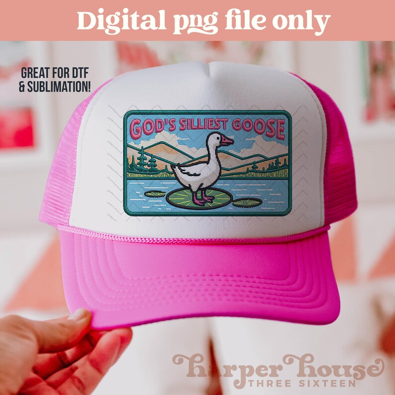 K&ouml;nnte beinhalten: Eine pinkfarbene und wei&szlig;e Trucker-M&uuml;tze mit einem Aufn&auml;her mit der Aufschrift "GOD'S SILLIEST GOOSE". Der Aufn&auml;her zeigt eine Cartoon-Gans auf einer Seerose mit einem See- und Berg-Hintergrund. Die M&uuml;tze hat einen pinkfarbenen Schirm und ein Mesh-R&uuml;ckenteil. Der Text "Digital png file only" steht oben.
