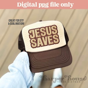 Może przedstawiać: Brązowo-kremowa czapka typu trucker z napisem JESUS SAVES pogrubionymi brązowymi literami na przednim panelu. Czapka posiada siateczkowy tył, jednolity brązowy daszek oraz brązowy sznurek u podstawy przedniego panelu.