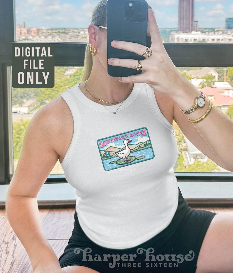 K&ouml;nnte beinhalten: Wei&szlig;es Tanktop mit einer Grafik einer Gans auf einer Seerose, mit dem Text "GOD'S SILLIEST GOOSE". Der Text "DIGITAL FILE ONLY" befindet sich in der oberen linken Ecke. Das Tanktop wird von einer Person getragen.