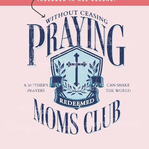 Op de afbeelding: Een blauw en wit grafisch ontwerp met de tekst "Without Ceasing Praying" boven een schild met een kruis en de tekst "A Mother's Prayers Redeemed Can Shake The World Moms Club".