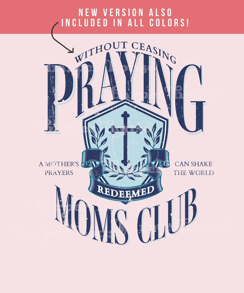 Op de afbeelding: Een blauw en wit grafisch ontwerp met de tekst "Without Ceasing Praying" boven een schild met een kruis en de tekst "A Mother's Prayers Redeemed Can Shake The World Moms Club".