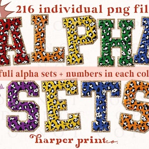 Può includere: Un set di 216 lettere e numeri individuali con stampa leopardata in sei colori diversi: rosso, arancione, giallo, verde, blu e viola. Le lettere e i numeri sono in un font in stile universitario e hanno un contorno di glitter dorato. Il testo sull'immagine recita: "MEGA BUNDLE! 216 file png individuali! ALPHA 6 set completi di alfabeti + numeri in ogni colore! USO COMMERCIALE OK! SETS harper printeo."