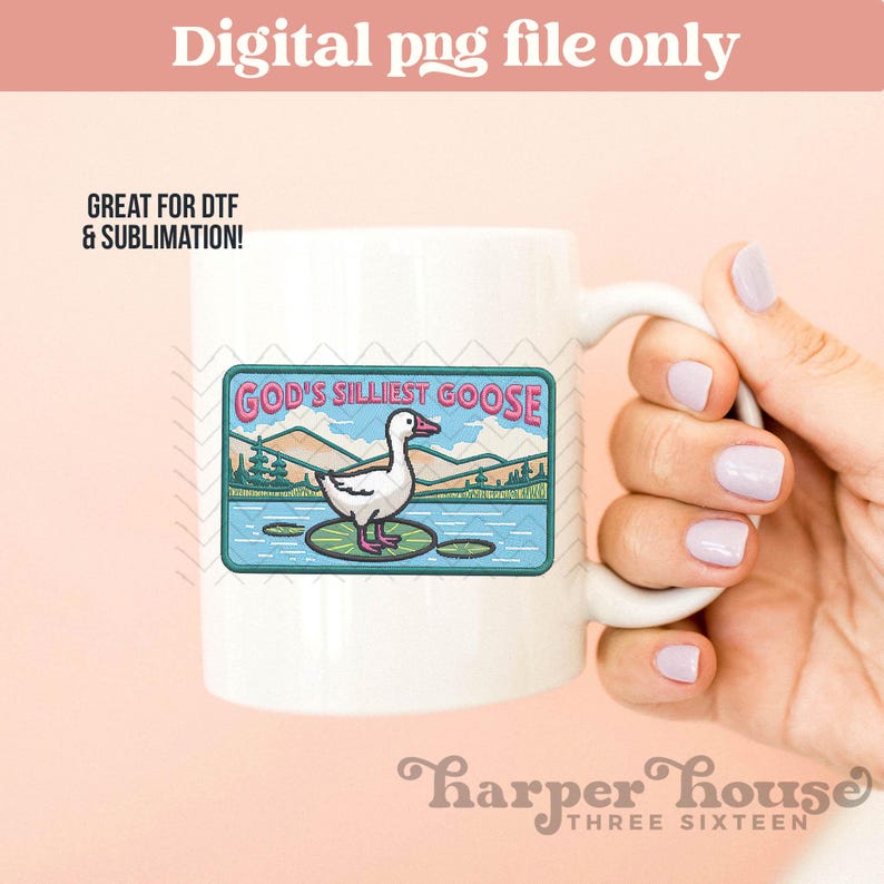 K&ouml;nnte beinhalten: Wei&szlig;e Keramiktasse mit einem bunten Aufdruck einer Gans auf einer Seerose und dem Text "GOD'S SILLIEST GOOSE." Die Tasse hat auch den Text "Digital png file only" und "GREAT FOR DTF & SUBLIMATION!"