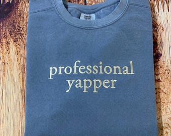 Sudadera bordada personalizada con colores cómodos: personalícela con cualquier palabra, frase corta o chiste interno.