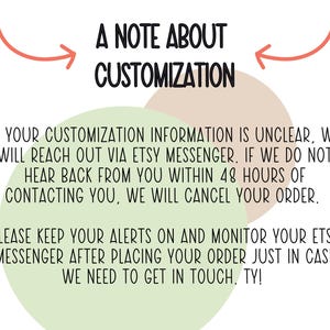 Puede incluir: Una nota sobre la personalizaci&oacute;n con un fondo verde y beige. El texto dice: "Si la informaci&oacute;n de personalizaci&oacute;n no est&aacute; clara, nos pondremos en contacto contigo a trav&eacute;s del mensajero de Etsy. Si no recibimos respuesta tuya en las 48 horas siguientes a nuestra comunicaci&oacute;n, cancelaremos tu pedido. Por favor, mant&eacute;n tus alertas activadas y controla tu mensajero de Etsy despu&eacute;s de realizar tu pedido, por si acaso necesitamos ponernos en contacto contigo. &iexcl;Gracias!"