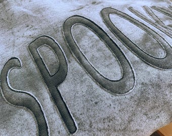 Sudadera bordada espeluznante, cuello redondo en colores cómodos, diseño de bordado irregular