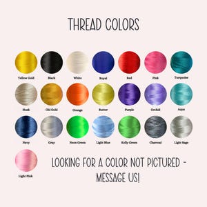 Puede incluir: Una tabla de colores de hilo para bordar. Los colores est&aacute;n dispuestos en filas e incluyen oro amarillo, negro, blanco, azul real, rojo, rosa, turquesa, c&aacute;scara, oro viejo, naranja, mantequilla, morado, orqu&iacute;dea, aguamarina, azul marino, gris, verde ne&oacute;n, azul claro, verde kelly, carb&oacute;n, verde salvia claro y rosa claro. El texto "THREAD COLORS" est&aacute; en la parte superior de la tabla. El texto "LOOKING FOR A COLOR NOT PICTURED - MESSAGE US!" est&aacute; en la parte inferior de la tabla.