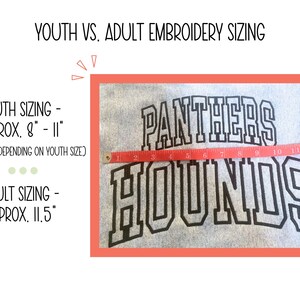Puede incluir: Primer plano de una sudadera gris con bordado negro que dice "PANTHERS HOUNDS". Una cinta m&eacute;trica roja se coloca sobre el bordado para mostrar que el tama&ntilde;o es de aproximadamente 11,5 pulgadas. El texto debajo de la imagen dice "YOUTH SIZING - APPROX. 8" - 11" (WILL VARY DEPENDING ON YOUTH SIZE)" y "ADULT SIZING - APPROX. 11.5"".