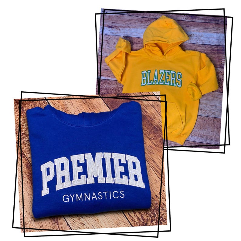 Puede incluir: Dos sudaderas con capucha. Una es azul con texto blanco que dice "PREMIER GYMNASTICS". La otra es amarilla con texto verde que dice "BLAZERS".