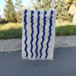 Handmade Wool Berber Rug: Moroccan Beni Ourain Style