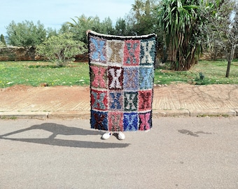 Alfombra marroquí multicolor vintage: auténtica alfombra Boucherouite hecha a mano.