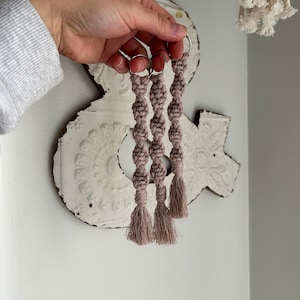 Llavero de macramé hecho a mano: cordón gris rosado retorcido