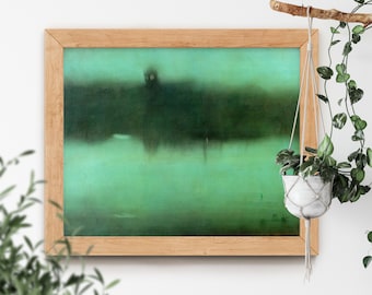 以下が含まれることがあります： 緑と青の色合いの風景画が額装されています。絵画は、遠くの濃い緑色の木々の列と、ぼんやりとした水面の風景を描いています。