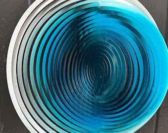 Girandola a vento CIRCLE, colore argento e blu. Decorazione girevole, girandola a vento unica, resistente alle intemperie. Girandola a vento in metallo. Mobile da giardino.