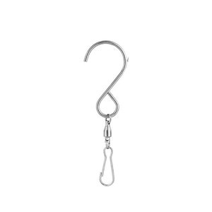 Könnte beinhalten: Ein silberfarbener Drehhaken mit S-förmigem Oberteil und Federclip unten. Der Haken ist drehbar, was ein flexibles Aufhängen von Gegenständen ermöglicht. Das Metall hat eine glänzende, reflektierende Oberfläche.