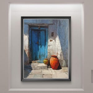 Puede incluir: Impresión artística enmarcada de una puerta soleada con una puerta azul desgastada. Dos macetas de terracota, una grande y naranja, la otra más pequeña y amarilla, están sobre los escalones de piedra. La obra está enmarcada en un marco negro.