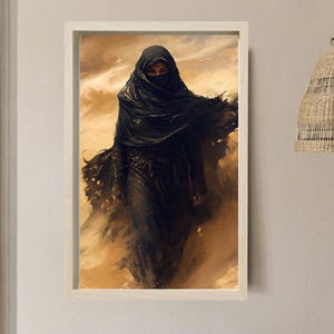 Puede incluir: Una mujer vestida con una abaya negra camina por un paisaje desértico. La arena es de color marrón cálido y el rostro de la mujer está oculto por la capucha de la abaya.