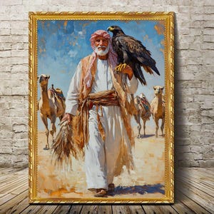 Op de afbeelding: Een schilderij van een man in traditionele kleding die een valk op zijn arm houdt. Hij loopt met twee kamelen op de achtergrond. Het schilderij is gesitueerd in een woestijnlandschap.