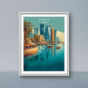 Könnte beinhalten: Ein gerahmter Kunstdruck von Doha, Katar, mit einer Stadtlandschaft mit modernen Wolkenkratzern, Palmen und Booten auf dem Wasser. Das Kunstwerk hat eine türkisblaue Farbpalette mit dem Text "DOHA QATAR" oben.