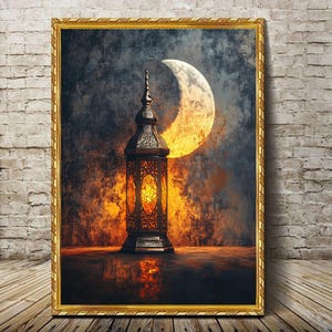 Pode incluir: Uma pintura emoldurada de uma lanterna brilhante com detalhes intrincados, sobre um fundo escuro com uma lua crescente. A lanterna é iluminada por uma luz quente e dourada, projetando um reflexo na superfície abaixo.