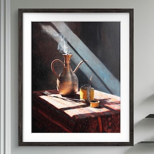 Puede incluir: Pintura enmarcada de naturaleza muerta que representa una cafetera de cobre humeante, una taza pequeña y una cuchara sobre una mesa cubierta con un paño rojo estampado. La escena está iluminada por un rayo de sol.