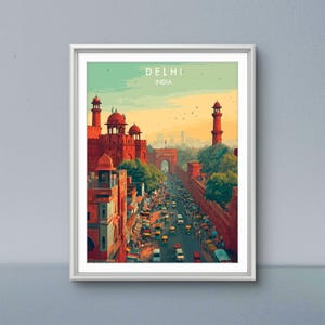Puede incluir: Lámina artística enmarcada de Delhi, India, con una vibrante ilustración de la arquitectura y las bulliciosas calles de la ciudad. La obra de arte muestra el Fuerte Rojo y otros edificios históricos en tonos rojos, naranjas y verdes, con el texto "DELHI INDIA" en la parte superior.