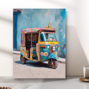 Puede incluir: Una representación artística de un auto rickshaw, o tuk-tuk, con patrones florales vibrantes y una combinación de colores amarillo y azul. El vehículo tiene una parte superior decorativa y está estacionado sobre una superficie gris contra una pared azul. El número 141231 es visible.