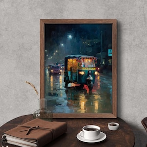 Puede incluir: Una impresión artística enmarcada representa una escena nocturna lluviosa con un auto-rickshaw verde y amarillo en una calle mojada. La obra de arte tiene una paleta de colores oscura y melancólica con reflejos de luces y vehículos. El marco es de color marrón oscuro.