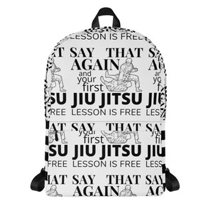 Op de afbeelding: Witte rugzak met een herhalend zwart-wit patroon van een persoon in een jiu-jitsu greep met de tekst "Zegt dat nog eens en je eerste Jiu-Jitsu les is gratis".