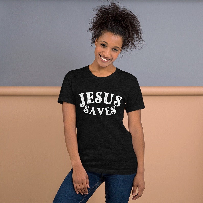 Pu&ograve; includere: Una maglietta nera con la scritta "JESUS SAVES" in lettere bianche.
