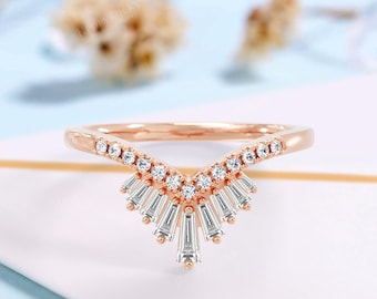 Art Deco Labor gewachsener Diamant gebogener Ehering - 14K Gold V-förmiger Baguettering | stapelbare Chevron Konturenring für Sie