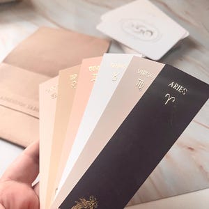 Zakładki do książek z motywem astrologii z wypukłą złotą folią | Prezent dla miłośników znaków zodiaku i książek | Piękne kolory i wzory + miękka w dotyku estetyka