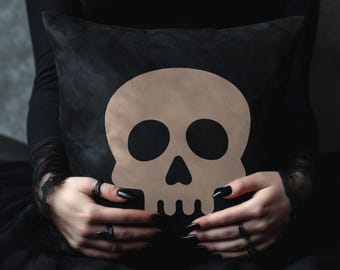 Almohada gótica de calavera aterciopelada: cojín gótico de ante vegano suave, decoración de Dark Academia, decoración de Halloween de lujo, regalo de bruja para el hogar.