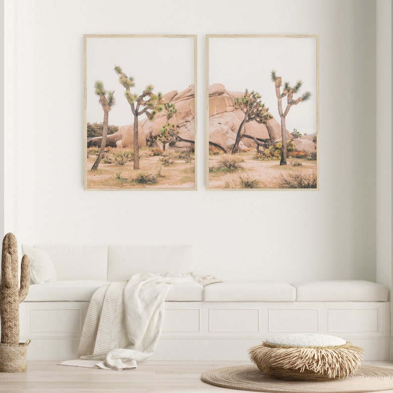 K&ouml;nnte beinhalten: Zwei gerahmte Fotografien einer W&uuml;stenlandschaft mit Joshua-B&auml;umen und gro&szlig;en Felsformationen. Die Fotografien sind in einem hellen Holzrahmen gefasst und an einer wei&szlig;en Wand aufgeh&auml;ngt.