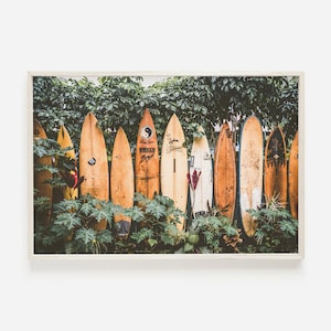 Surfbretter in Hawaii, tropische Waldlandschaft, Surfen Ozean Print, Strand Kunst, Surfer Print, Surf Wandkunst, Surfbrett Digital Art