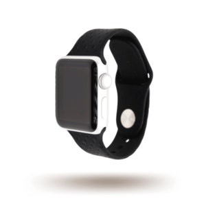 K&ouml;nnte beinhalten: Ein schwarzes Silikon-Armband mit einem wei&szlig;en Apple Watch-Zifferblatt. Das Armband hat ein perforiertes Design f&uuml;r Atmungsaktivit&auml;t.