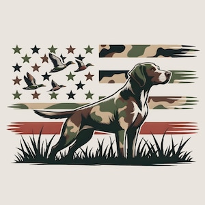 Op de afbeelding: Een grafische illustratie van een hond in camouflage voor een Amerikaanse vlag met een camouflagepatroon. Eenden vliegen voor de vlag en gras staat onderaan.