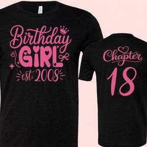 Peut inclure: T-shirt noir avec texte rose. Le devant affiche "Birthday GIRL est. 2008" avec une couronne, des cœurs et des étoiles. Le dos indique "Chapter 18" avec un cœur au-dessus du chiffre. Un t-shirt décontracté pour un anniversaire.