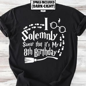Könnte beinhalten: Schwarzes T-Shirt mit weißem Text: "I Solemnly Swear that it's My 8th Birthday." Das Design umfasst einen Besen, eine Brille, Fußabdrücke und einen Blitz. Oben auf dem T-Shirt steht "2PNGS INCLUDED (DARK+LIGHT)".