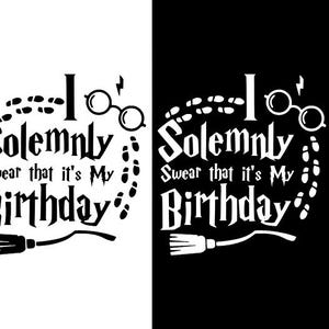 Può includere: Grafica in bianco e nero con la scritta "I Solemnly Swear that it's My Birthday". Il design include un paio di occhiali, impronte, un fulmine e una scopa. Il testo è in un font stilizzato.