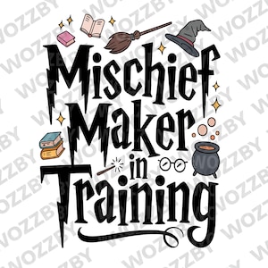 Może przedstawiać: Czarny grafika z napisem "Mischief Maker in Training" oraz ilustracjami kapelusza czarownicy, miotły, książek, różdżki, okularów i kotła. Projekt ma magiczny motyw.
