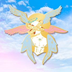 Può includere: Un angelo dorato con più paia di ali, un'aureola e un viso oscurato da una fascia di occhi colorati. L'angelo è posto su uno sfondo di cielo blu con nuvole bianche.